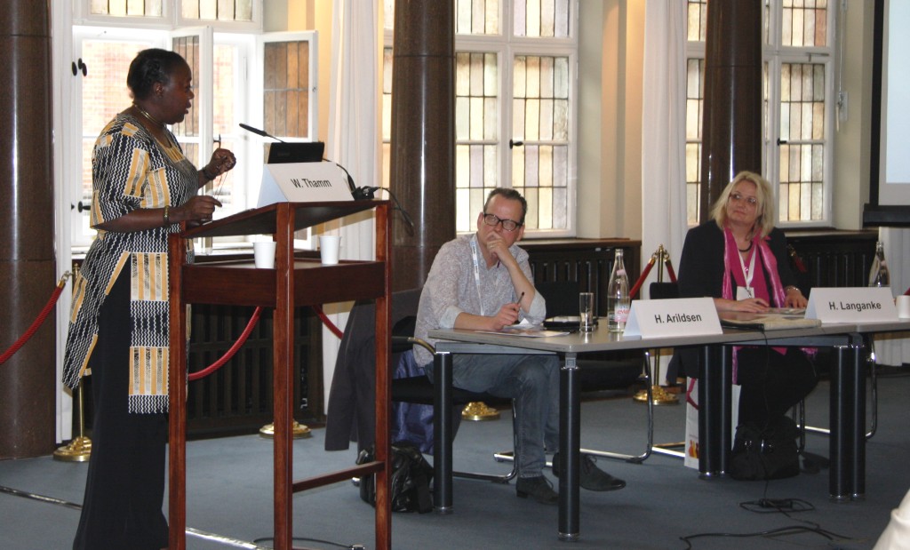 Wezi Thamm, Henrik Arildsen und Harriet Langanke (v.l.n.r.) auf dem AVAC-Symposium (Foto: al)