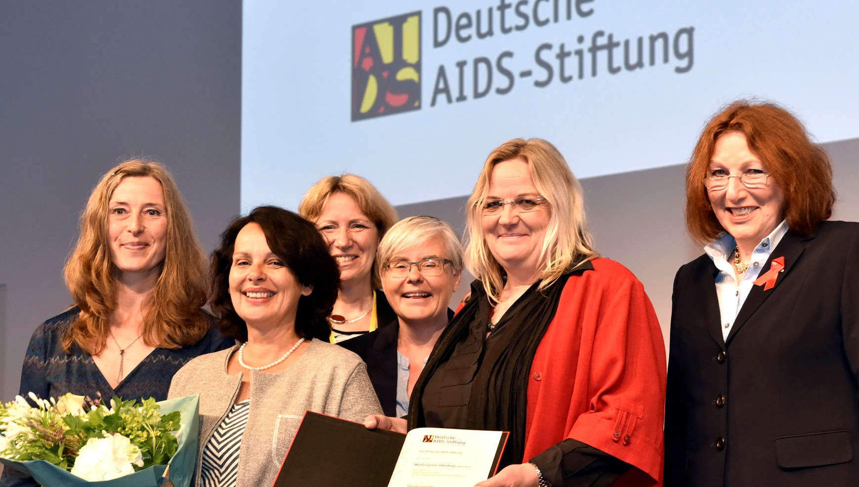 Bei der Preisverleihung: DHIVA-Ressortleiterinnen Tanja Wolf und Ulrike Sonnenberg-Schwan mit Chefredakteurin Harriet Langanke und Laudatorin Elisabeth Pott (1. Reihe von links nach rechts) (Foto: Paul Esser)