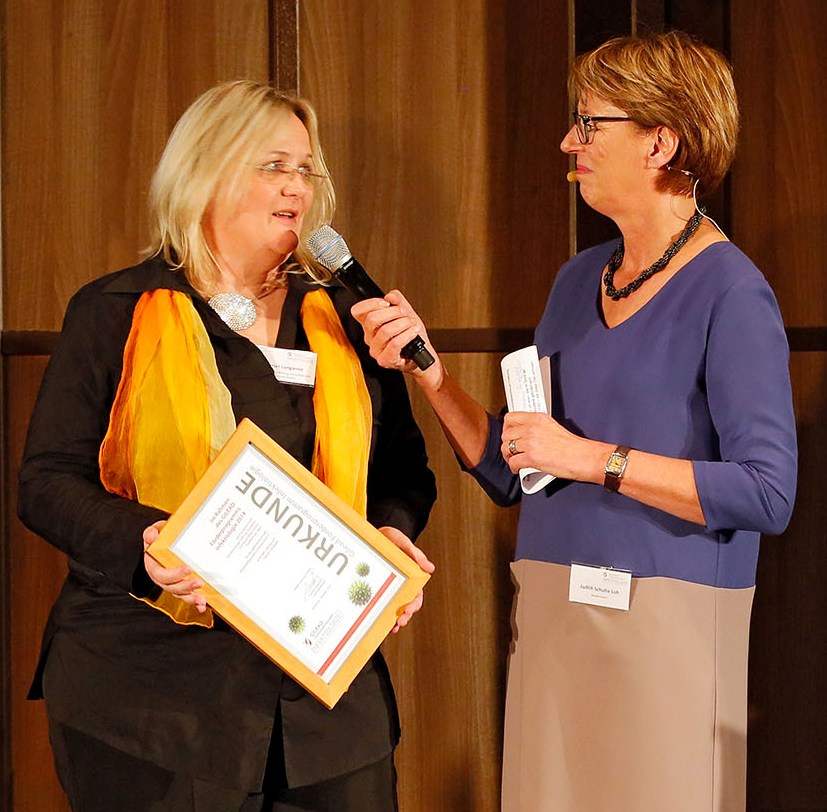Harriet Langanke (l.) bei der Preisverleihung  des Gilead Frderprogramms Infektiologie (Foto: Gilead)
