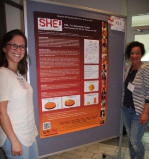 Jelena und Alex geben während des Posterwalks Auskunft über SHE