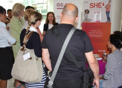 Annette informiert Interessierte während einer Fragerunde über SHE