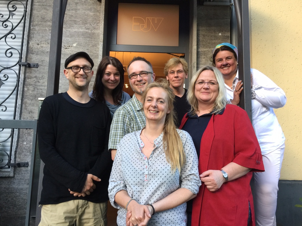 Die Mitgleider das FA Online whlten bei ihrem Treffen Ende Mai Harriet Langanke (1. Reihe, rechts) erneut als Vorsitzende (Foto: Silke Bender)