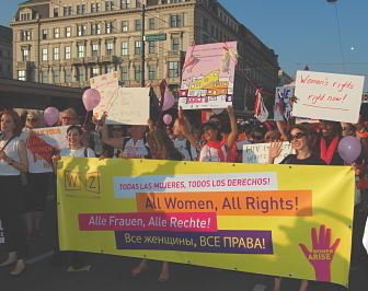 Aktivistinnen auf dem Human Rights March auf der IAC in Wien